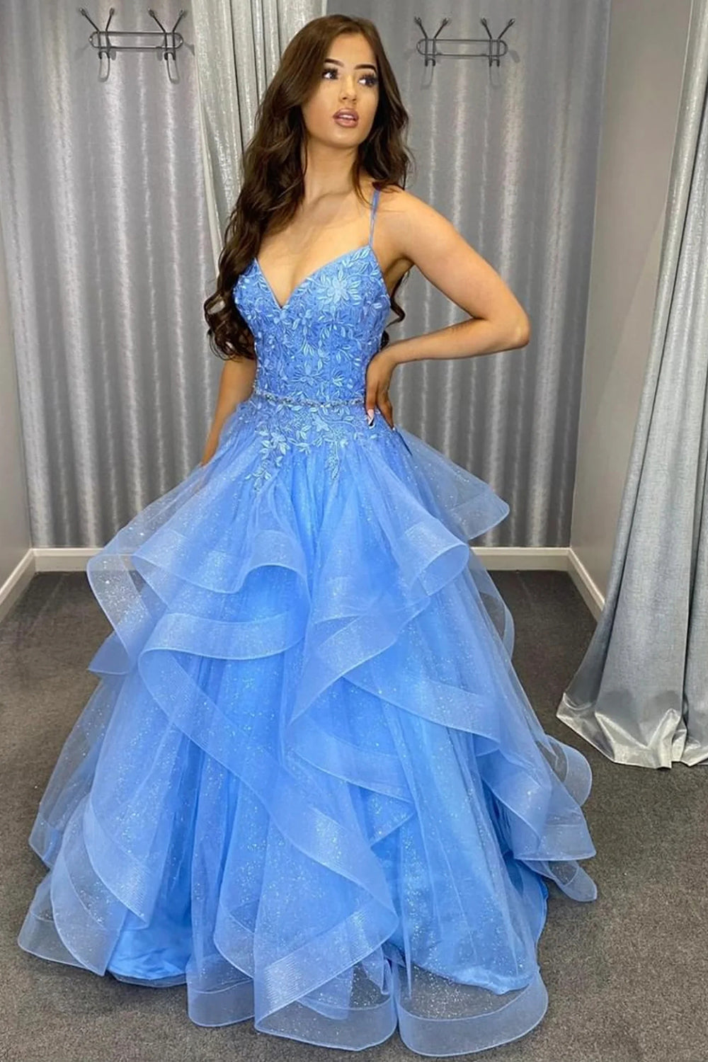 Vestido largo de fiesta azul con tirantes finos, corte en A y apliques