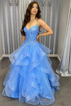 Vestido largo de fiesta azul con tirantes finos, corte en A y apliques