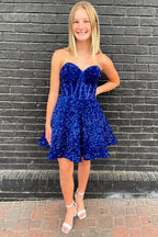 Vestido corto de fiesta de bienvenida con lentejuelas moradas y escote corazón de corte línea A