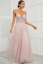 Robe de bal rose en tulle à fines bretelles