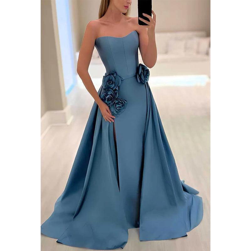 Robe de soirée en satin coupe trapèze, décolleté en cœur, motif floral en relief, avec fente 