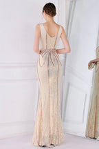 Robe de bal abricot doré à décolleté plongeant en V