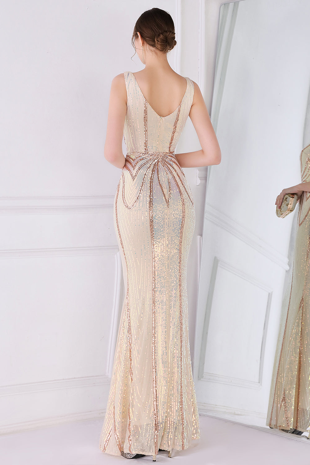 Robe de bal abricot doré à décolleté plongeant en V