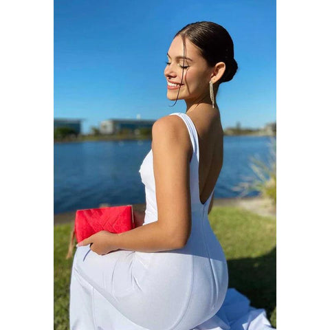 Robe de bal longue fourreau dos nu à découpes et col carré