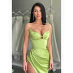 Robe de soirée longue en satin à col en V et sans bretelles avec fente