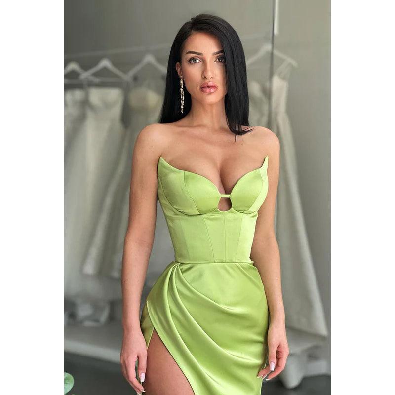 Robe de soirée longue en satin à col en V et sans bretelles avec fente