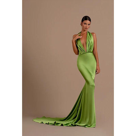 Robe de soirée longue sirène en satin froncé, décolleté en V profond et dos nu