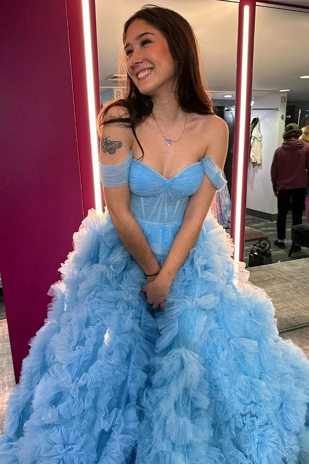 Vestido de graduación azul tipo corsé con hombros descubiertos y volantes