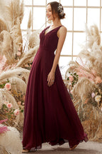Vestido de dama de honor de gasa color burdeos con escote en V