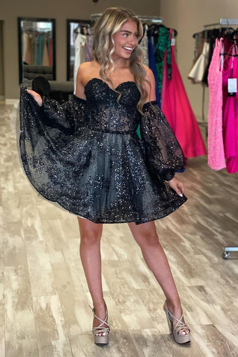 Vestido corto negro de corte línea, escote corazón y mangas largas para baile de bienvenida