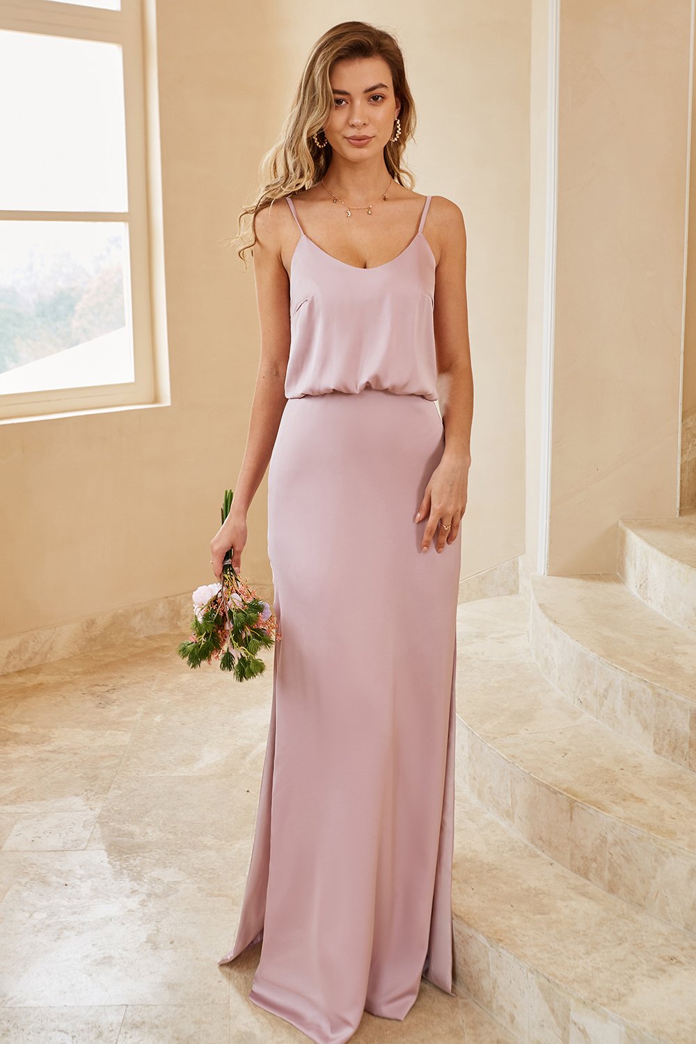 Vestido largo de dama de honor gris y rosa con tirantes finos