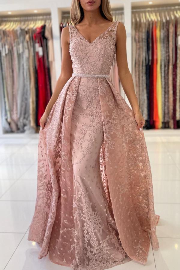 Robe de soirée sirène élégante à col en V ornée de perles et de broderies, sans manches, avec traîne et applications de dentelle.