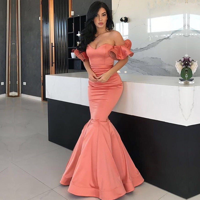 Impresionantes vestidos largos de sirena de satén con hombros descubiertos para graduación