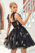 Vestido corto de fiesta gris y azul con tirantes finos y corte en A, con bordado.