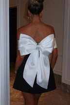 Robe courte sexy à épaules dénudées et ornée d'un nœud contrasté 