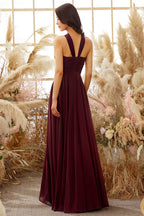 Vestido de dama de honor de gasa color burdeos con cuello halter