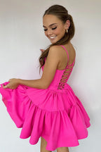 Lindo vestido corto rosa fucsia de tirantes finos con corte en A y espalda cruzada, ideal para fiestas de bienvenida.
