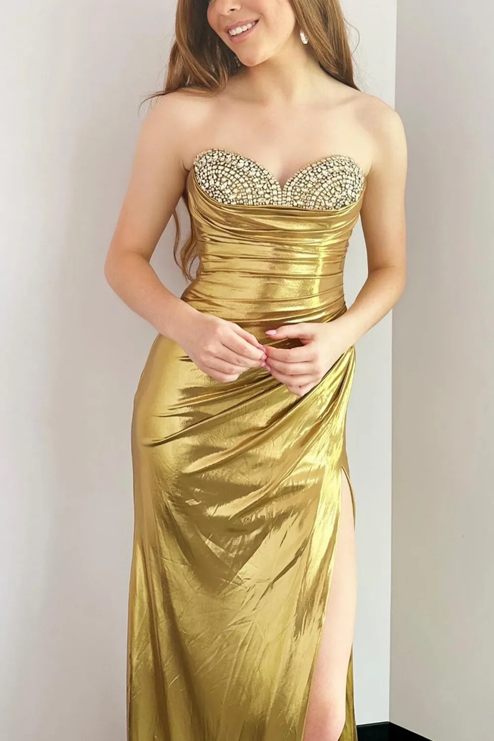 Vestido largo de sirena plateado metálico sin tirantes con pedrería
