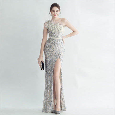 Robe de soirée en mèches de poils d'autruche, style industriel, avec fente oblique à l'épaule. 