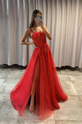 Vestido largo de fiesta de tul corte A con tirantes finos, abertura y apliques de encaje.