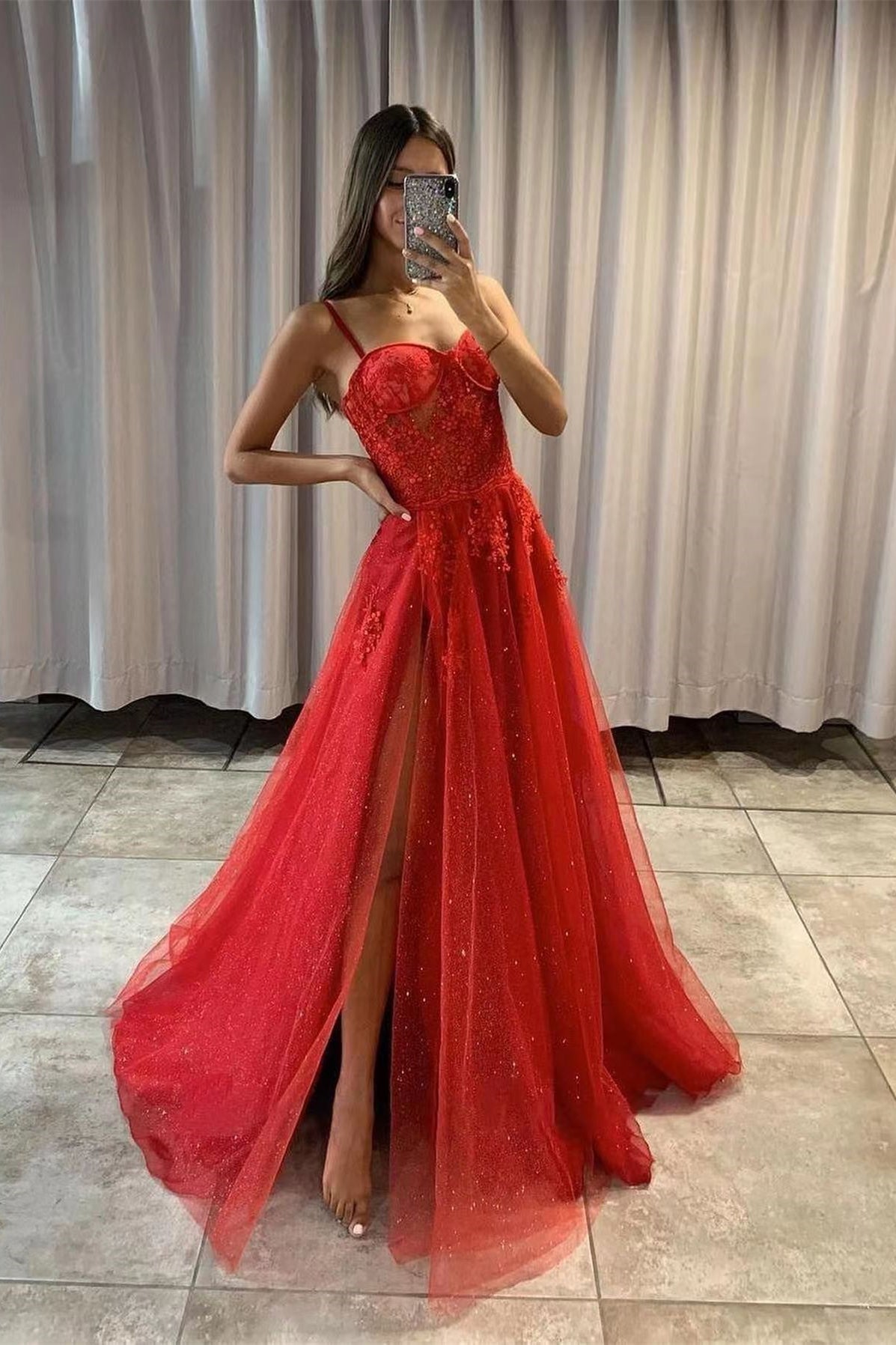 Vestido largo de fiesta de tul corte A con tirantes finos, abertura y apliques de encaje.