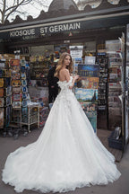 Vestidos de novia elegantes de tul blanco con escote corazón y hombros descubiertos, apliques personalizados y espalda descubierta.