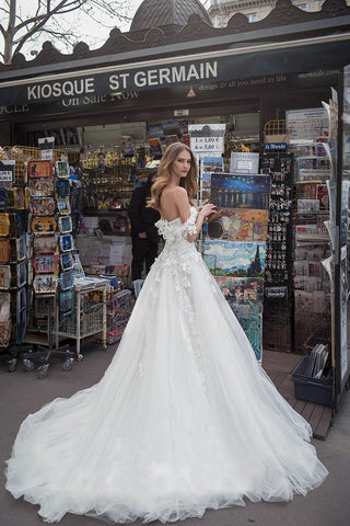 Vestidos de novia elegantes de tul blanco con escote corazón y hombros descubiertos, apliques personalizados y espalda descubierta.