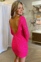 Robe courte moulante à sequins rose fuchsia, col en V et manches longues, très tendance, idéale pour un bal de promo.