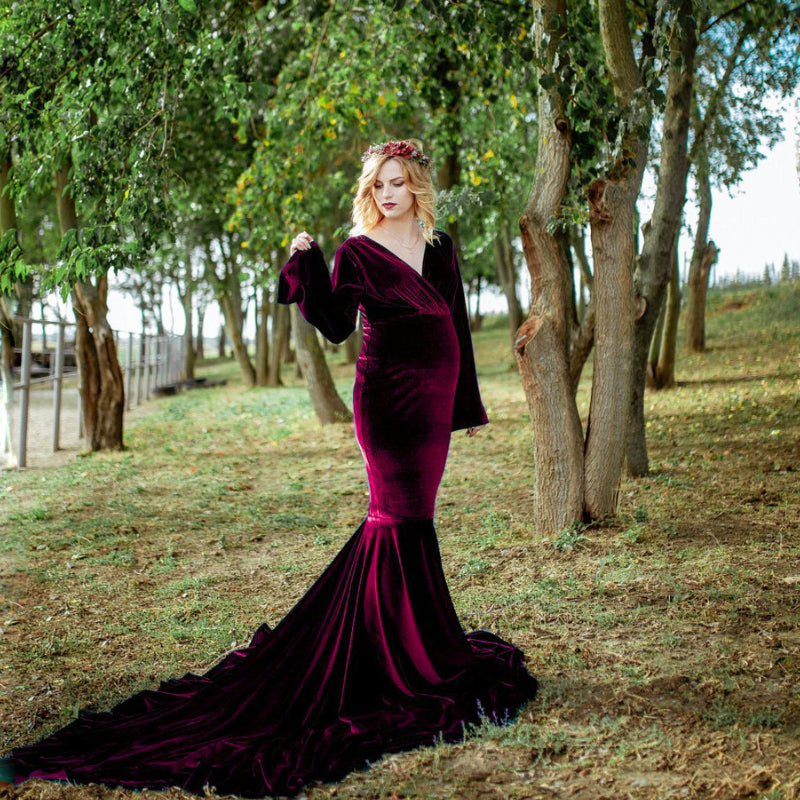 Vestido largo de terciopelo dorado para embarazadas, con escote en V y cola de sirena, ideal para sesiones de fotos.
