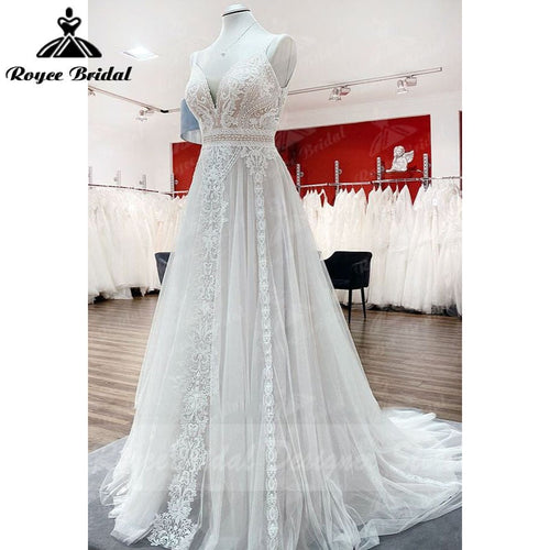 Robe de mariée trapèze style bohème couleur blush, bretelles spaghetti, dentelle, tulle, col en V, sans manches, dos nu