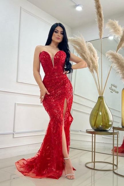 Vestidos de graduación de corte A, color burdeos, con escote corazón, largo hasta el suelo, tul, abertura frontal, sin mangas y con pedrería.