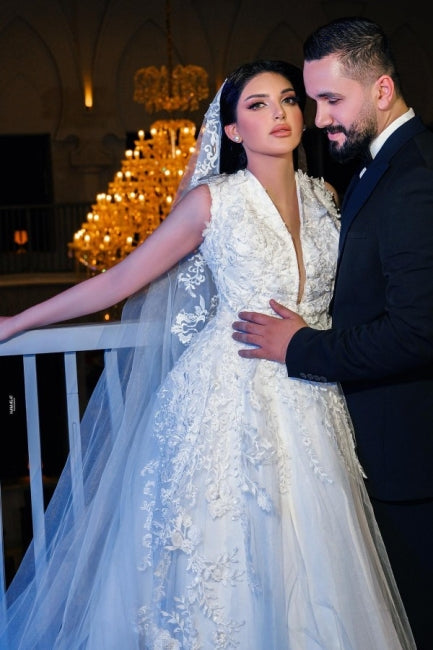 Vestidos de novia de corte A, encantadores, sin mangas, de tul, hasta el suelo, con escote en V y apliques.