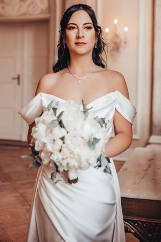 Vestidos de novia elegantes de corte línea A, con escote en V, hombros descubiertos, abertura frontal, sin tirantes y con volantes.