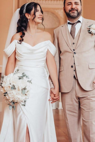 Vestidos de novia elegantes de corte línea A, con escote en V, hombros descubiertos, abertura frontal, sin tirantes y con volantes.