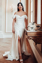 Vestidos de novia elegantes de corte línea A, con escote en V, hombros descubiertos, abertura frontal, sin tirantes y con volantes.