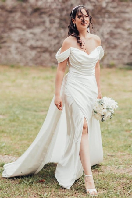 Vestidos de novia elegantes de corte línea A, con escote en V, hombros descubiertos, abertura frontal, sin tirantes y con volantes.