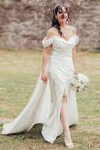 Vestidos de novia elegantes de corte línea A, con escote en V, hombros descubiertos, abertura frontal, sin tirantes y con volantes.