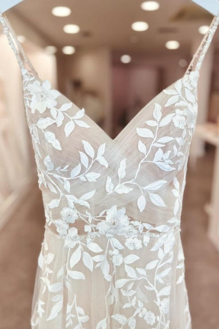 Vestidos de novia de corte A, largos hasta el suelo, sin mangas, con tirantes finos, escote en V, abertura frontal y apliques.