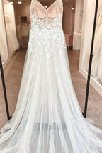 Vestidos de novia de corte A, largos hasta el suelo, sin mangas, con tirantes finos, escote en V, abertura frontal y apliques.