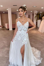 Vestidos de novia de corte A, largos hasta el suelo, sin mangas, con tirantes finos, escote en V, abertura frontal y apliques.