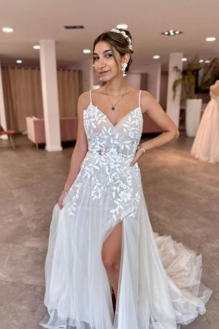 Vestidos de novia de corte A, largos hasta el suelo, sin mangas, con tirantes finos, escote en V, abertura frontal y apliques.