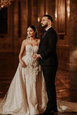 Robe de mariée trapèze en tulle satiné, longueur au sol, décolleté cœur, bretelles spaghetti et appliques
