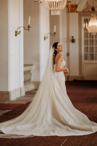Robe de mariée trapèze en tulle satiné, longueur au sol, décolleté cœur, bretelles spaghetti et appliques