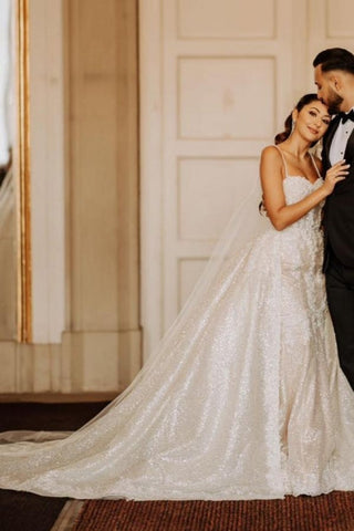 Robe de mariée trapèze en tulle satiné, longueur au sol, décolleté cœur, bretelles spaghetti et appliques