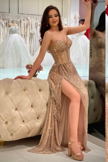 Vestidos de graduación dorados de corte A, sin mangas, largos hasta el suelo, con abertura frontal y lentejuelas.