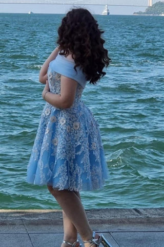 Robe de bal trapèze bleu clair à épaules dénudées et manches courtes en tulle avec appliques