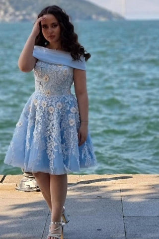 Robe de bal trapèze bleu clair à épaules dénudées et manches courtes en tulle avec appliques