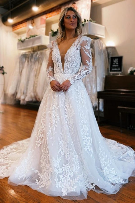 Vestidos de novia de tul con escote en V, corte en A, manga larga y hasta el suelo, con apliques.