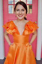 Robe de bal longue rose fuchsia à col en V et volants, coupe trapèze