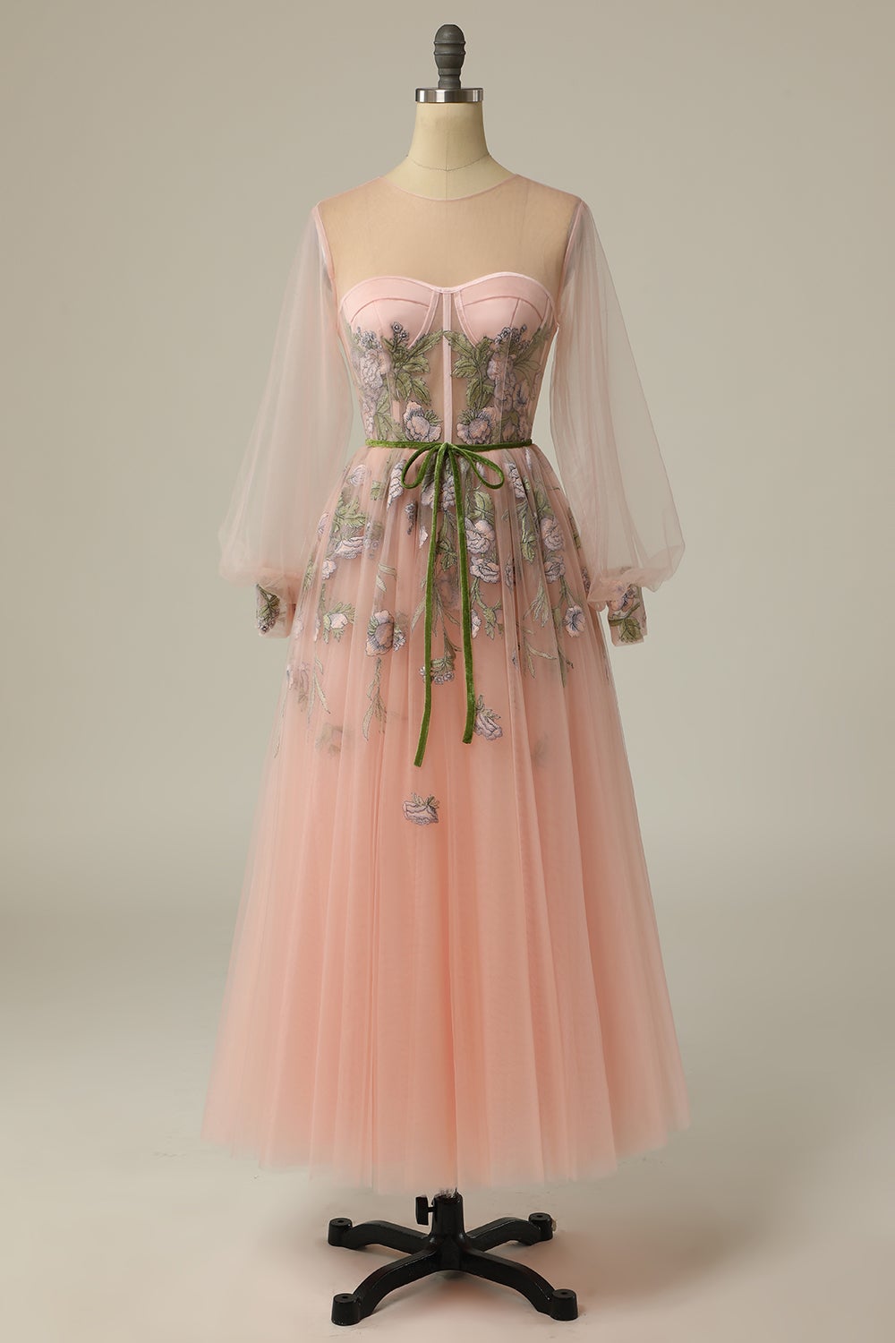 Vestido de fiesta de tul de manga larga con escote redondo y corte en A, con bordado floral.